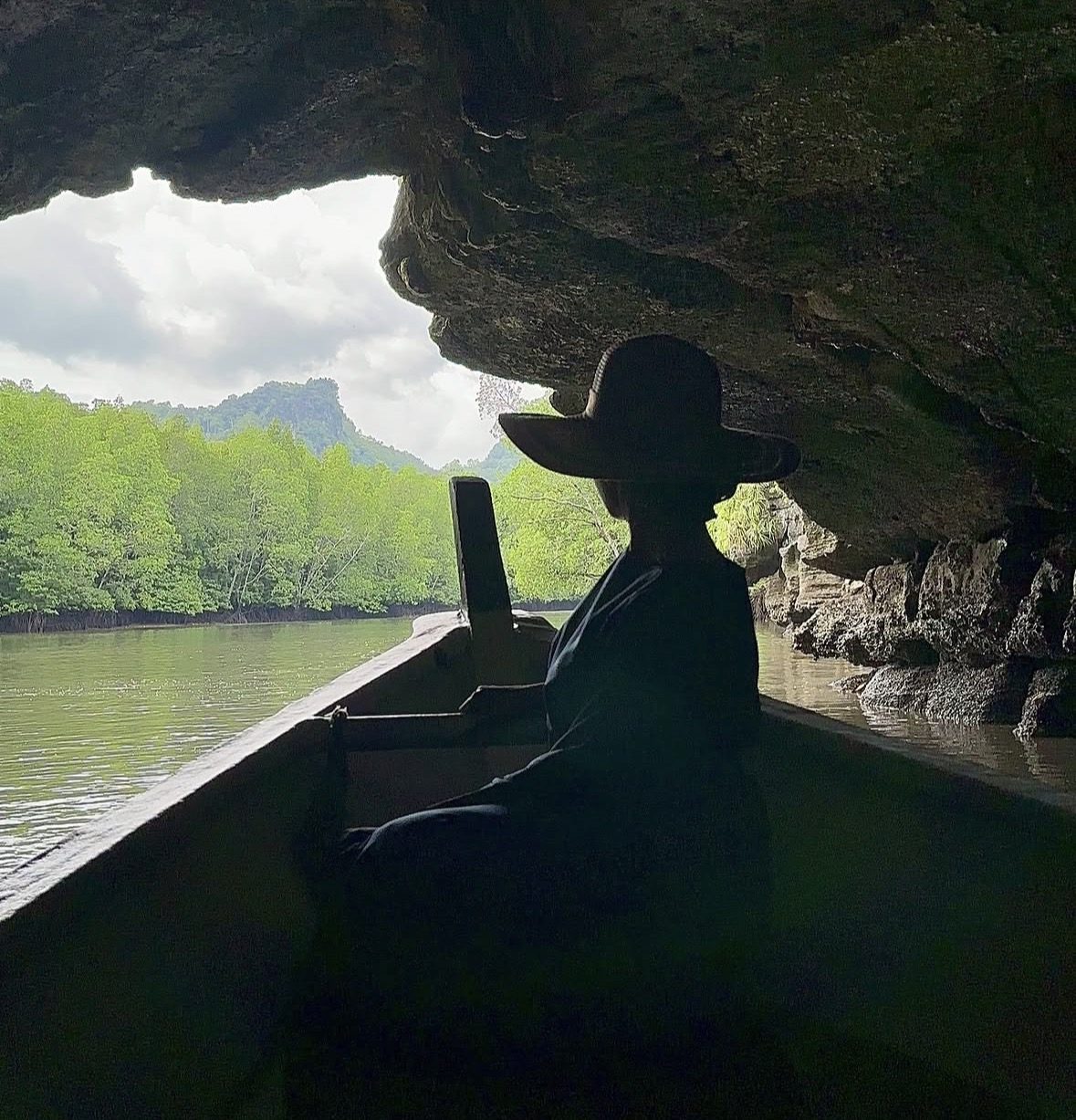 Boot gleitet durch den üppigen Mangrovenwald im Kilim Geoforest Park Langkawi