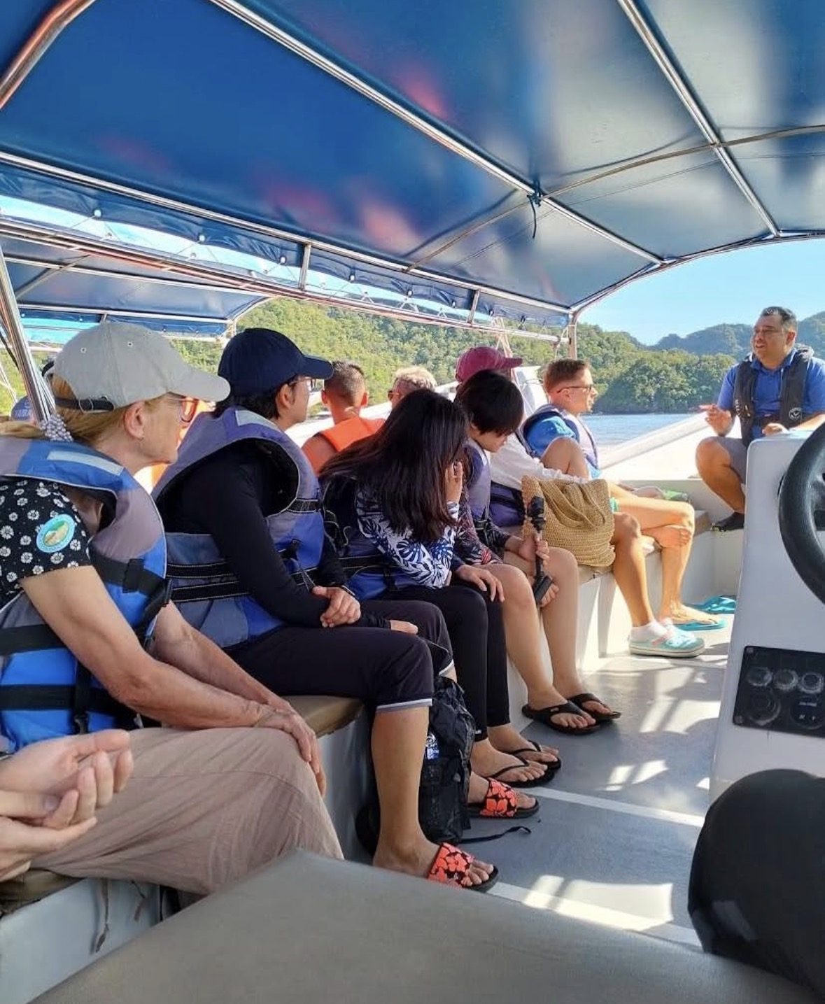 Langkawi Mangroven-Tour-Reiseguide erklärt Touristen auf einem Privatboot das Ökosystem